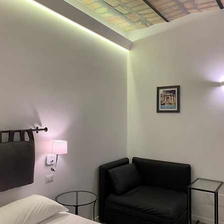 Luxury Rooms Near Colosseum ローマ 部屋 写真